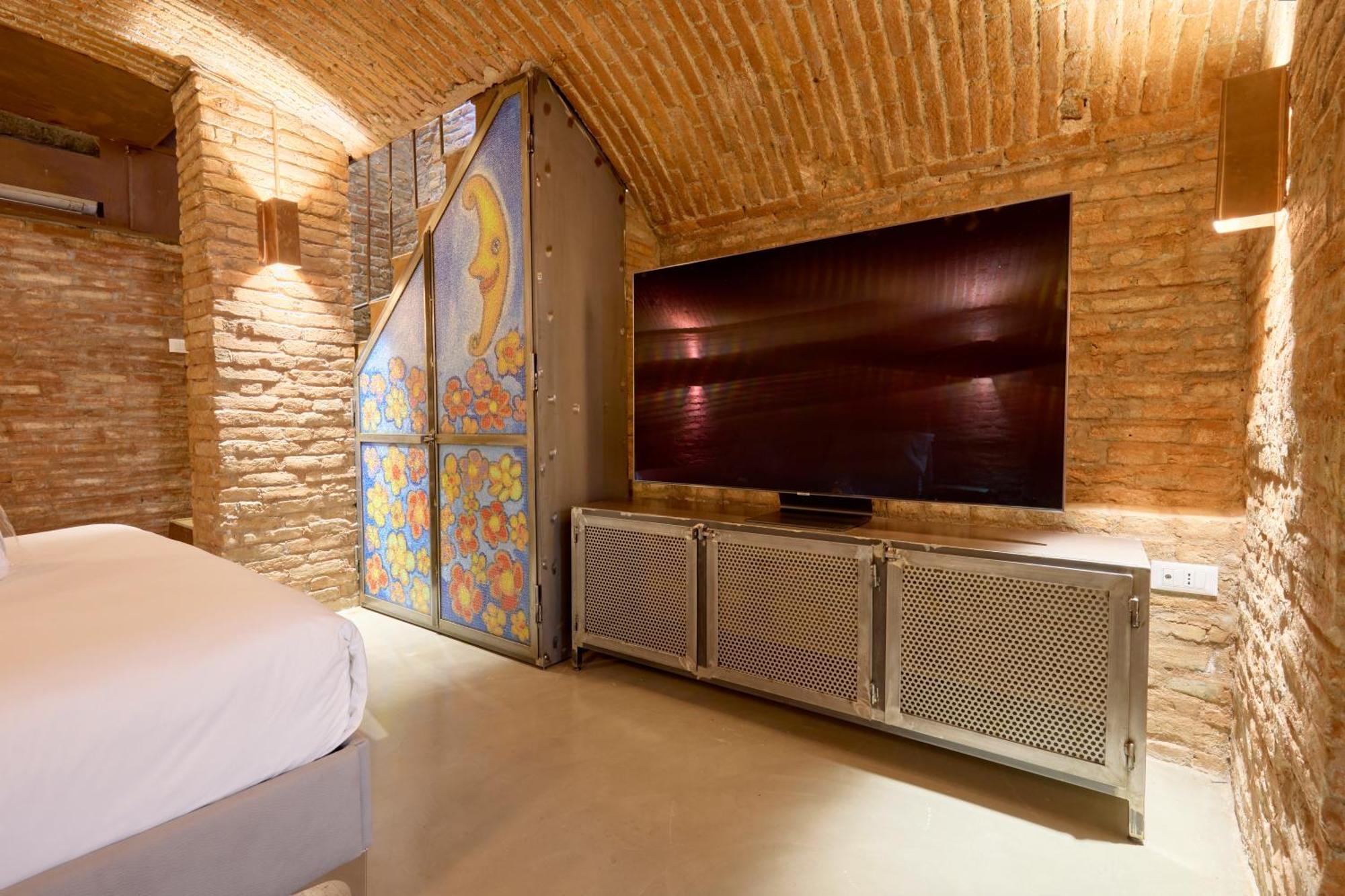 Emme Loft I Flower Moon - Boutique Loft With Jacuzzi — Photos 2
